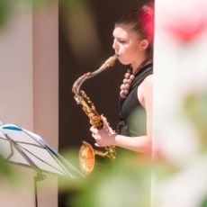 Musikerin-Saxophon.jpg