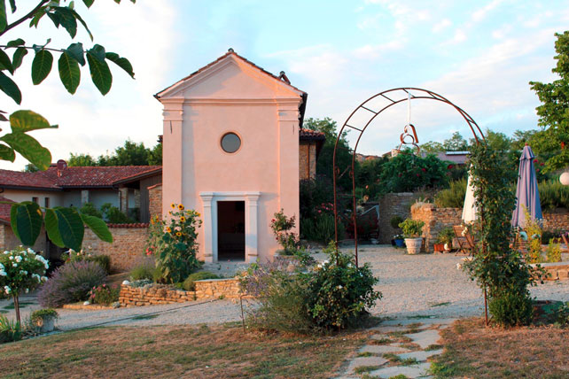 Blick auf die Kapelle der Cascina Cerea
